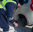 Сотрудники ГИБДД в Татарстане помогли автоледи поменять колесо на машине - Бугульминская газета