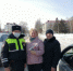 В Международный женский день автоинспекторы вместе с «Русское радио -БУГУЛЬМА» вручали автолюбительницам памятки по Правилам дорожного движения и весенние цветы - Тюльпаны. - ОМВД Бугульминского района 