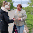 Волонтеры Бугульмы на улицах города прохожим раздают символ Победы - Бугульминская газета