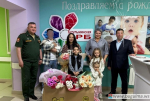 Участник СВО из Бугульмы встретил жену и сына из роддома.