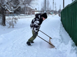 Кадеты из Бугульмы помогли с уборкой двора ветерану труда