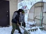 Кадеты из Бугульмы помогли с уборкой двора ветерану труда