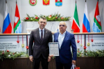 Заслуги, труд и талант: Дамир Фаттахов вручил награды бугульминцам