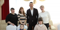 Дамир Фаттахов исполнил новогодние желания маленьких бугульминцев - Бугульминский район