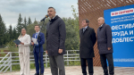 Дамир Фаттахов выступает с речью на фестивале труда и доблести в Бугульме